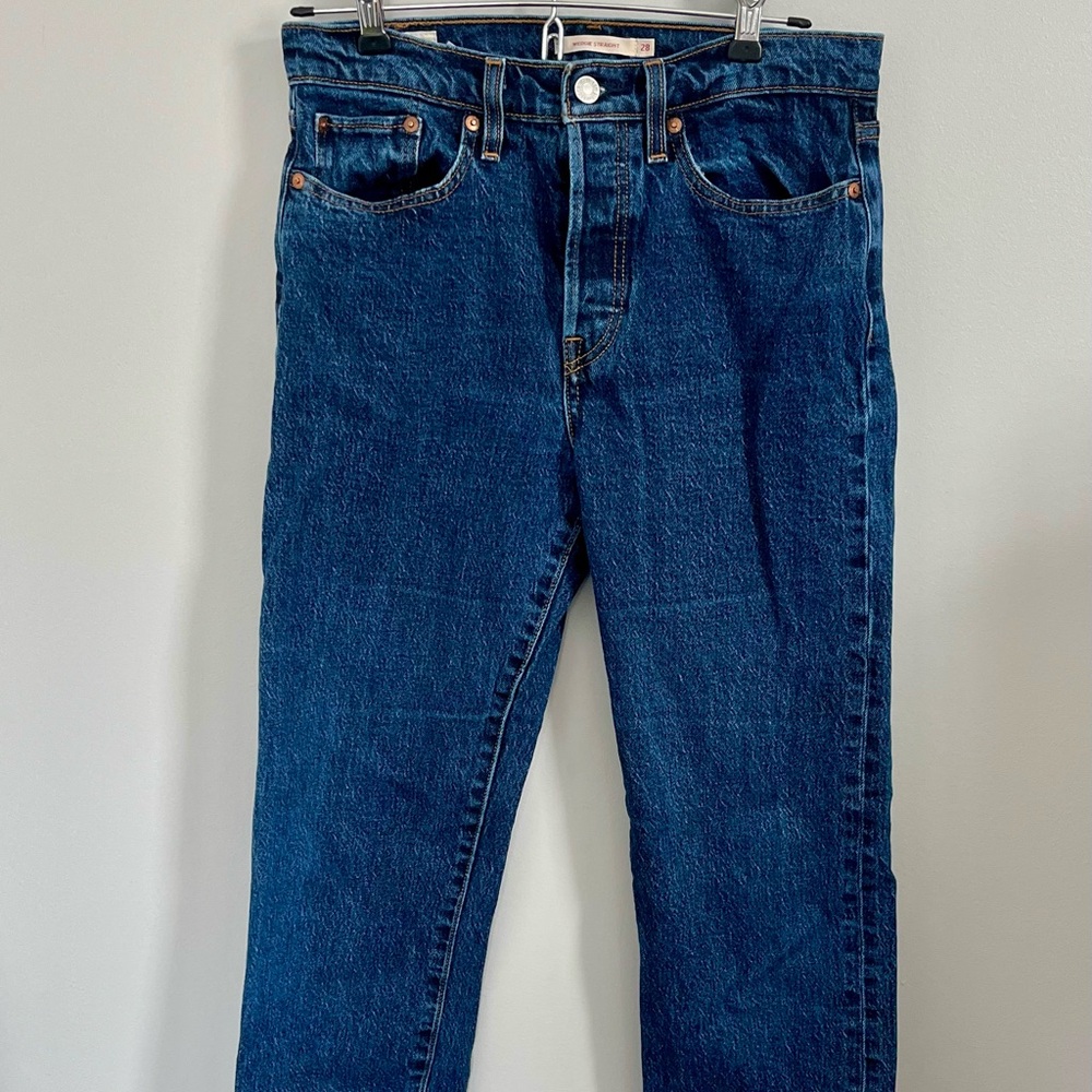 Levi’s Wedgie Straight Cropped Cut-Off Jeans